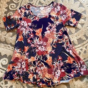 Lula Roe Perfect Tee, Medium